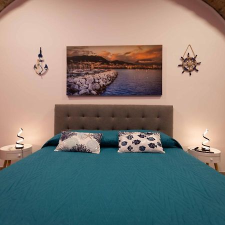 Stay In The Heart Of Salerno - Near The Duomo "La Finestra Sul Borgo" Exterior photo